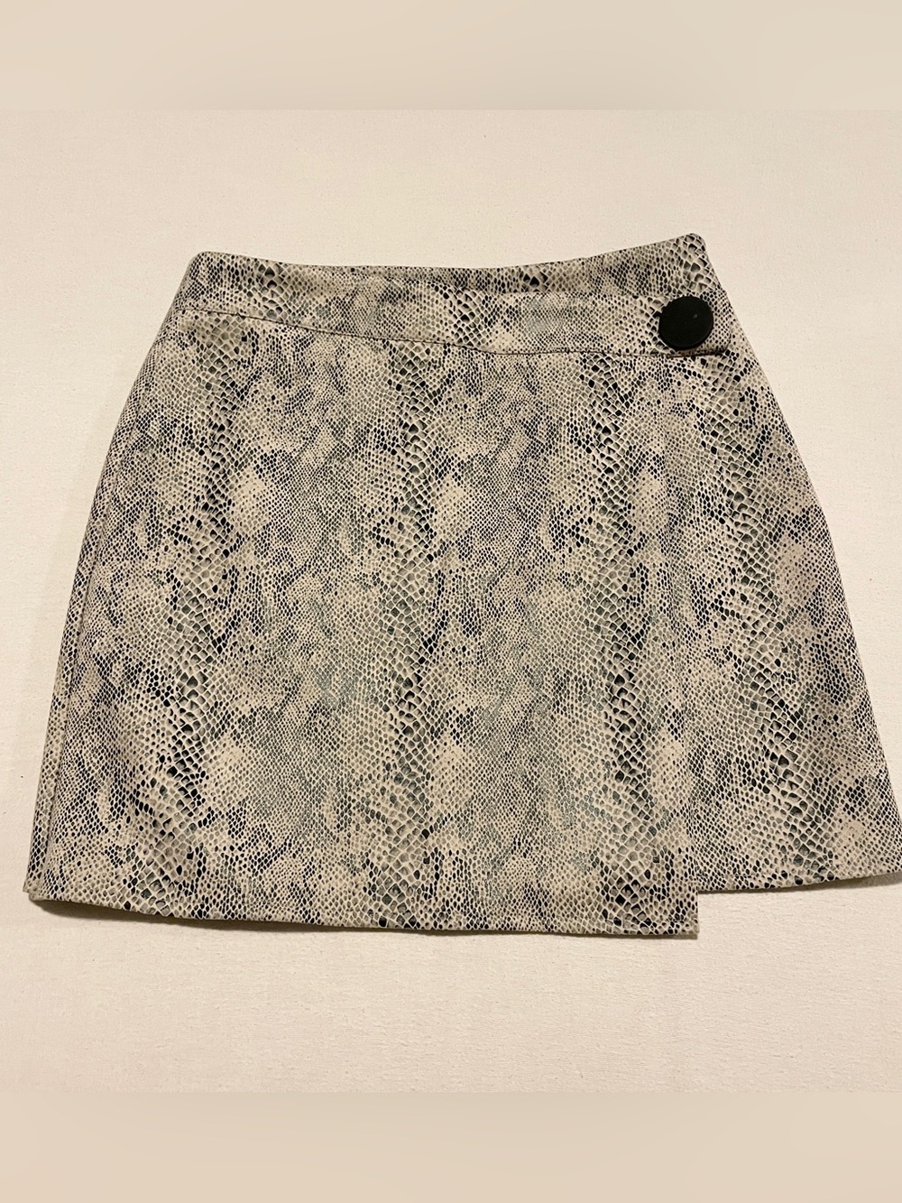 idem ditto Grey Snakeskin Faux Leather Wrap Mini Skirt Size M